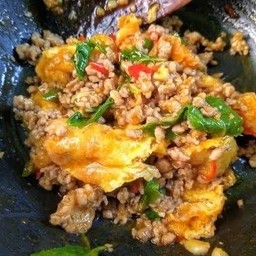 กะเพราไก่ชิ้นคลุกไข่เจียวหมาล่าราดข้าว
