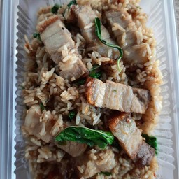 ข้าวผัดกะเพราคลุก หมูกรอบ