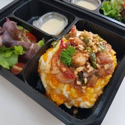 ข้าวไข่ขยี้กุ้งผัดพริกขี้หนู