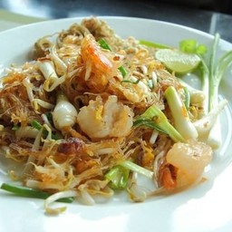 ผัดไทยอีสานหมึึกกุ้งหอมๆต้องลอง