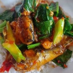 ข้าวคะน้าปลากระป๋อง