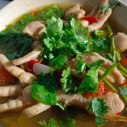 ต้มยำขาไก่ไปเปื่อยรสจัดๆโรยด้วยผักชี