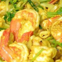 ข้าวราดกุ้งผัดผงกะหรี่