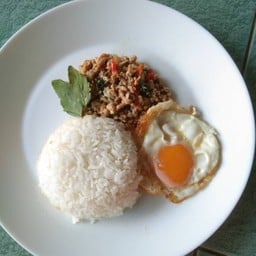 ข้าวกะเพราหมูสับไข่ดาว