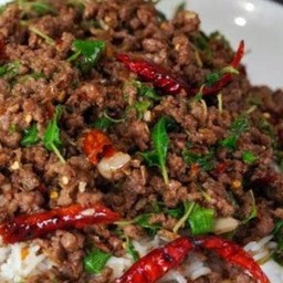 กะเพราเนื้อ ราดข้าว