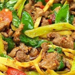 เนื้อผัดหน่อไม้ ราดข้าว