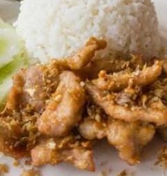 ข้าวไก่กระเทียมพริกไทย