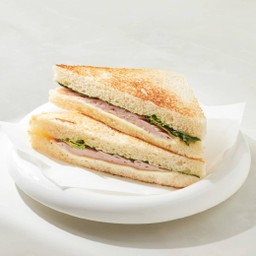 แซนด์วิชเชดดาร์ชีสและแฮม สเปลท์