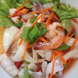 ยำหมึกกุ้งยอสามรส