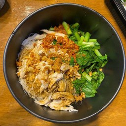หมี่ไก่ฉีกน้ำมันงา กระเทียมเจียว ผักสด