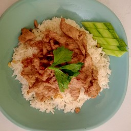 ข้าวหมูกระเทียม