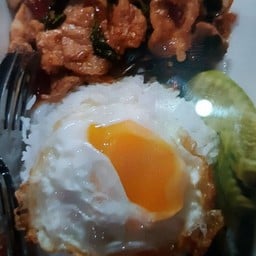 ป้าแหม่มข้าวกระเพราไข่ดาว0955618916 เอราวัณ หมู่บ้านเทพราชนิเวศน์