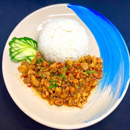 กะเพราหมูสับราดข้าว
