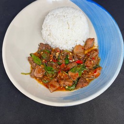 กะเพราเครื่องในราดข้าว
