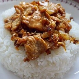 ข้าวหมูกระเทียมพริกไทย