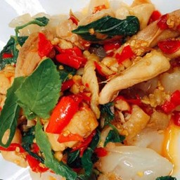 เส้นใหญ่ผัดกะเพราไก่