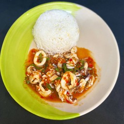 กะเพราปลาหมึกราดข้าว