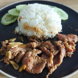 หมูกระเทียมราดข้าว + ซุปสาหร่าย