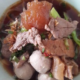 เกาเหลาเนื้อรวมน้ำตก