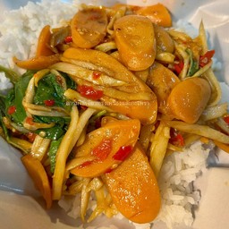 กะเพราไส้กรอก หน่อไม้ดอง