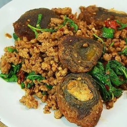 ผัดกระเพราหมูสับไข่เยี่ยวม้า
