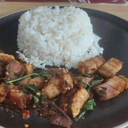 กะเพราหมูกรอบ+ ซุปสาหร่าย