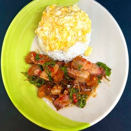 ข้าวไข่ข้นกะเพราหมูกรอบ