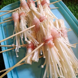 สามชั้นพันเห็ดเข็มทอง