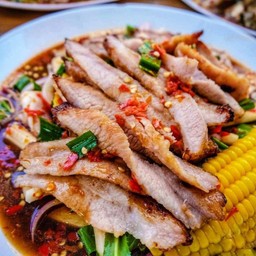 ยำคอหมูย่างและข้าวโพด