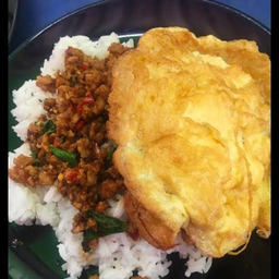 ข้าวกระเพราหมูไข่เจียว