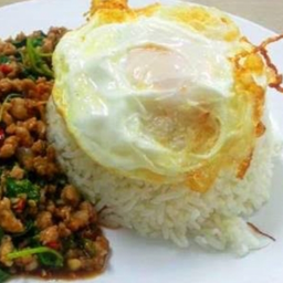 กระเพราหมูสับไข่ดาว