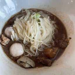 ป.ประทีป ก๋วยเตี๋ยวเรือ ปตท พลายชุมพล