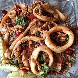 ข้าวกะเพราหมูสับ ปลาหมึกต้องเบิ้ล