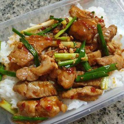 สันคอหมูผัดพริกเผาราดข้าว