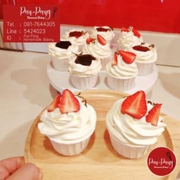 คัพเค้กนมสดสตอเบอรี่สด จำนวน 2 ชิ้น