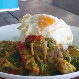 ข้าวเนื้อโคขุนผัดเขียวหวาน+ไข่ดาวคู่
