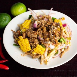 ยํามะม่วงข้าวโพดปลากรอบ