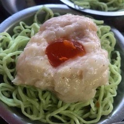 บะหมี่หน้ากุ้ง ไข่เค็ม