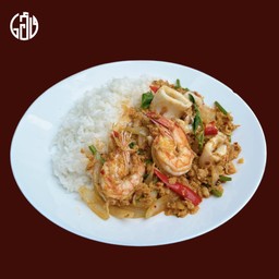 ผัดผงกระหรี่ทะเล ราดข้าว