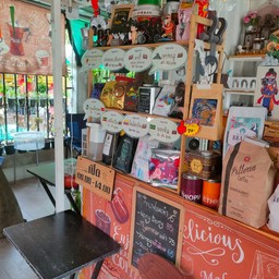 นอกจากกาแฟสดทั่วไปแล้ว ร้านนี้มีกาแฟ speciality ให้ลองด้วย