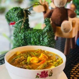 แกงส้มกุ้งชะอมไข่