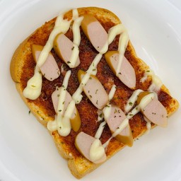 ขนมปังปิ้ง พริกเผา ไส้กรอกไก่ Toast with Chili Paste and Chicken Sausage