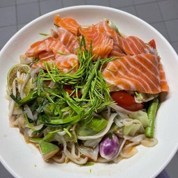 ตำกะปิเส้นเฝอ+แซลมอนบราวน์+ชะอม (ไม่มีเส้นมะละกอ)