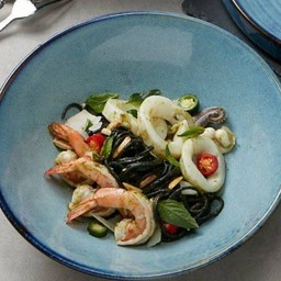 สปาเก็ตตี้หมึกดำ กุ้ง&ปลาหมึก ผัดเพสโต้ซอส