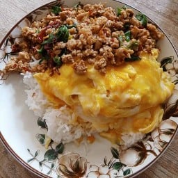 กระเพราพริกแห้ง by หมู่บ้านพานหิน7