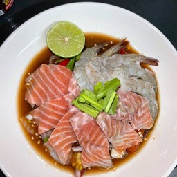 ยำแซลมอนบราวน์กุ้งสด