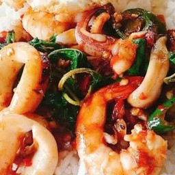 ผัดกระเพรากุ้งปลาหมึก(ราดข้าว)