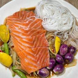 ตำแซลมอนบราวน์และขนมจีน