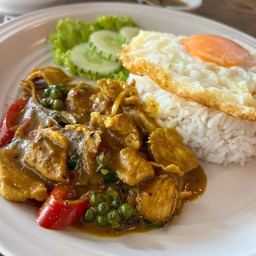 ข้าวผัดเครื่องแกงไก่/หมู