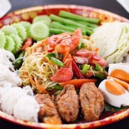 ส้มตำไทยถาด  (ปีกไก่ทอดน้ำปลา3/ไข่เค็ม/ขนมจีน)